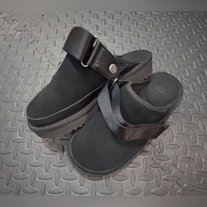 UGGS WOMENS Black Platform Sandals with Strap